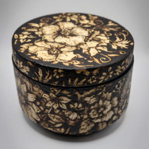 Drewniane pudełko na biżuterię z ręcznie wypalanym wzorem - kwiaty