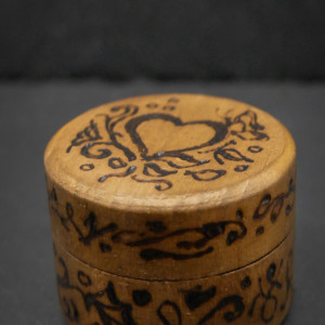 Drewniane pudełko na pierścionek z ręcznie wypalanym wzorem - serce