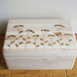 drewniane pudełko z wrotyczami