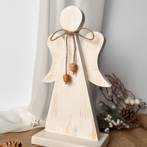 Drewniany anioł z koralikami - drewniana dekoracja - biały