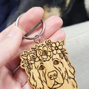 Drewniany brelok "Golden Retriever w wianku"