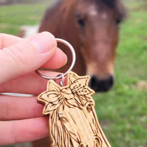 Drewniany brelok "Koń w chustce z kokardą"