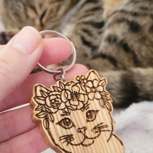 Drewniany brelok "Kot w wianku"