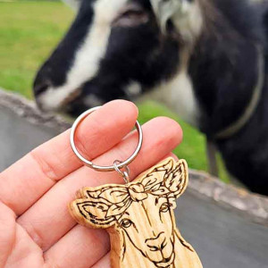 Drewniany brelok „Koza w chustce”