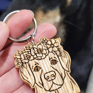 Drewniany brelok "Labrador w wianku"