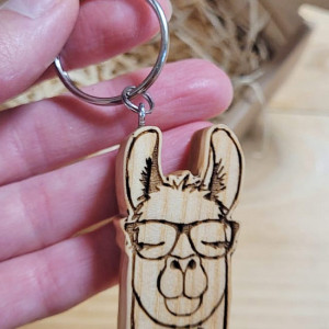 Drewniany brelok "Lama/alpaka w okularach"