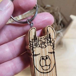 Drewniany brelok "Lama/Alpaka w wianku"
