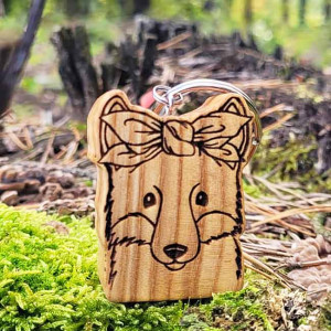 Drewniany brelok "Lisica w chustce"