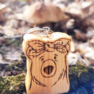 Drewniany brelok "Miś w chustce"