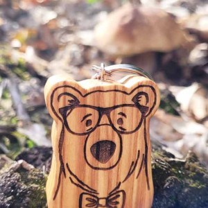 Drewniany brelok "Niedźwiedź w okularach"