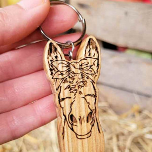 Drewniany brelok "Oślica w chustce z kokardą"