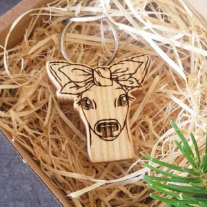 Drewniany brelok "Sarenka w chustce"