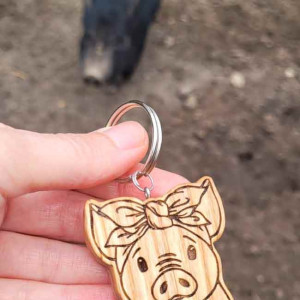 Drewniany brelok „Świnka w chustce”