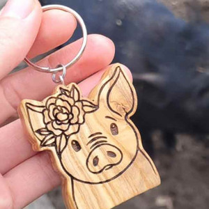 Drewniany brelok „Świnka z kwiatem”