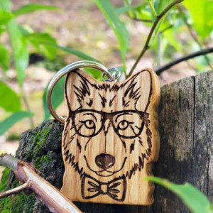 Drewniany brelok "Wilk w okularach"