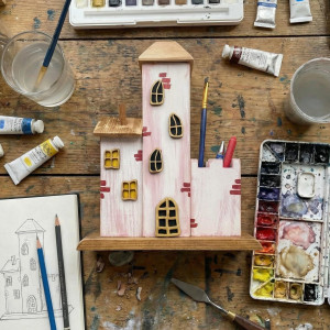 Drewniany domek – dekoracyjny przybornik