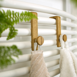 Drewniany haczyk łazienkowy z magnesem na grzejnik