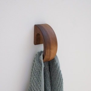 Drewniany Minimalistyczny Wieszak Na Ręczniki Orzech Amerykański