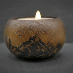 Drewniany świecznik z górskim motywem - ręcznie wypalany prezent