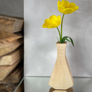 Drewniany wazon na suszone i świeże kwiaty