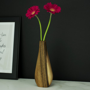 Drewniany wazon z orzecha na świeże kwiaty
