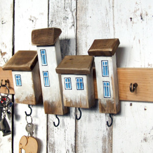 Drewniany wieszaczek na klucze z białymi domkami