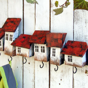 Drewniany wieszak - domki z czerwonymi dachami