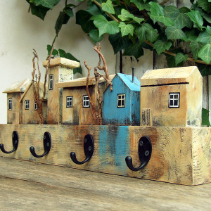 Drewniany wieszak ścienny, beżowo-niebieski z domkami