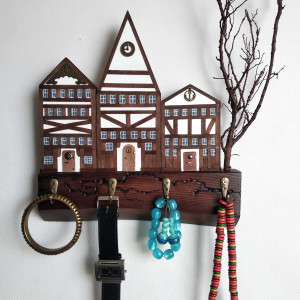 Drewniany wieszak „Szachulcowe miasteczko”