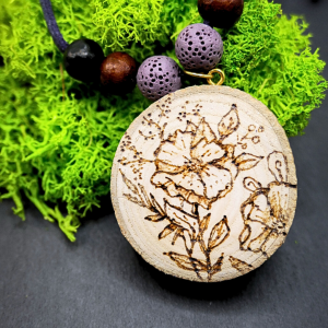 DREWNIANY WISIOREK - RĘCZNIE WYPALANY NASZYJNIK - MOTYW KWIATOWY