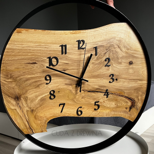 Drewniany zegar w czarnej obręczy, personalizowany