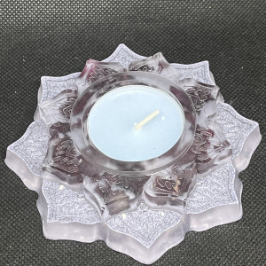 Drobinkowy z płatkami róż świecznik z żywicy epoksydowej