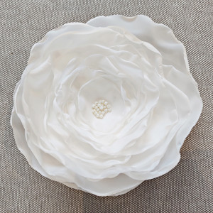 Duża broszka biała kwiatek 12cm