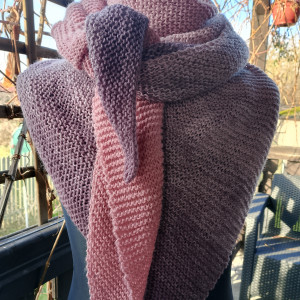 Duża chusta na drutach cieniowane róże i szarośći