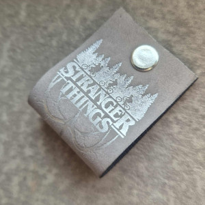 Duża metka  kraftowa z nitem 90/32 mm do rękodzieła Stranger Things