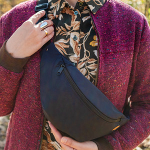 Duża nerka granatowa z upcyklingu, saszetka męska, unisex