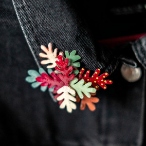 Duża przypinka w kolorach bordo i zieleń