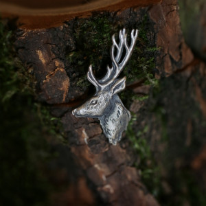 Duża przypinka z jeleniem ze srebra