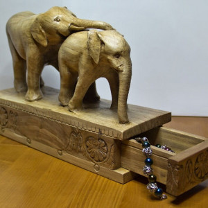 Duża rzeźba dwóch słoni z dwiema szufladkami