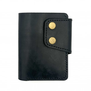 Duży czarny portfel ręcznie uszyty ze skóry garbowanej roślinnie.