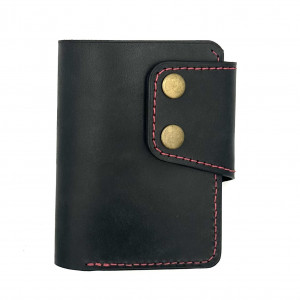 Duży czarny portfel z dodatkiem czerwieni ręcznie uszyty ze skóry .