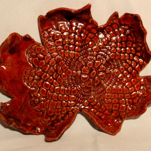 Duży czerwonobrązowy liść klonowy z koronką