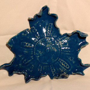 Duży niebieski liść klonowy z koronką