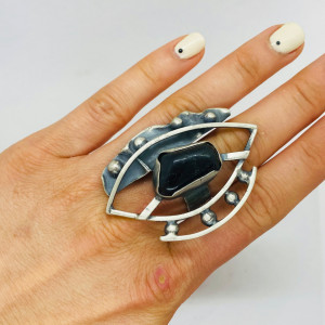 Duży srebrny pierścionek z turmalinem czarnym