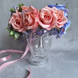 Duży wianek na głowę z łososiowych i błękitnych róż