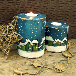 Dwa drewniane świeczniki z malowanymi domkami