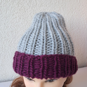 Dwukolorowa czapka z welny peruwianskiej.