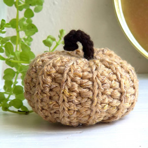 Dynia szydełkowa z wełny merynosów z dodatkiem lurexu - beżowa