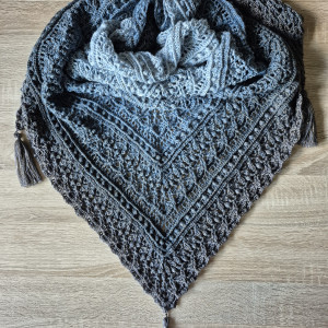 Efektowna chusta w kolorze nieba przed burzą z odrobiną złota