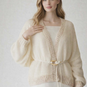 Ekru krótki kardigan, wykonany z kid moheru i merino superwash